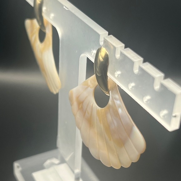 Vintage Mother Of Pearl Shell Fan Shaped Clip On Earrings - Picture 4 of 5